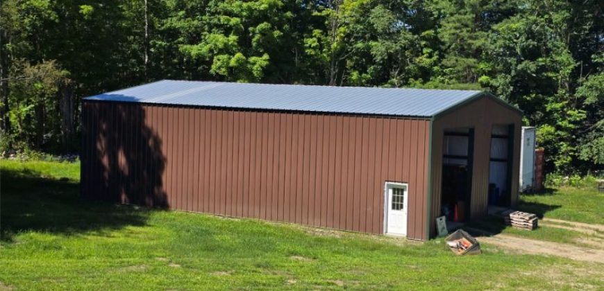 40x60x16 – Koko Brown Walls + Fern Green Trim – Newbury, VT